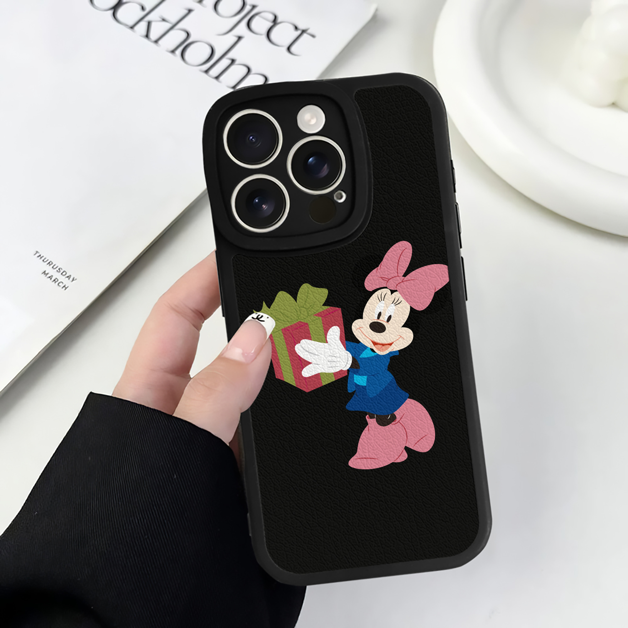 （画像用） ミッキーマウス Mickey Mouse 【iPhone 16シリーズ対応】シリコンスマホケース（レザー調） 材質：シリコン